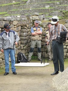 Mario Escobar (to the left) and Ricardo Tamaki (to the right) realize electromagnetic echos with a "super sensor" under the look of David Crespy and Daniel Merino (in the center).